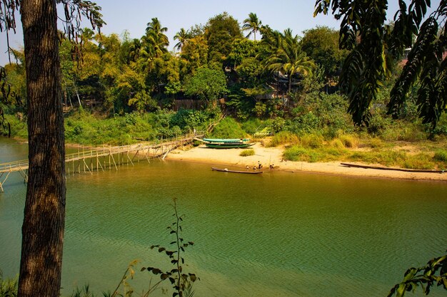 Een prachtig uitzicht op de Mekong rivier in de stad Laos . van Luang Prabang