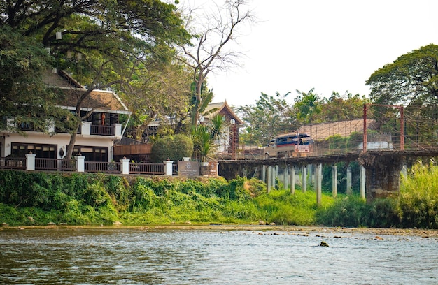 Een prachtig uitzicht op de Nansong-rivier in Vang Vieng Laos