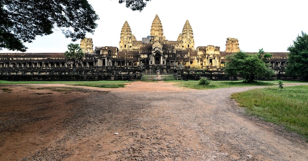 Een prachtig uitzicht op de tempel van Angkor Wat in de stad.