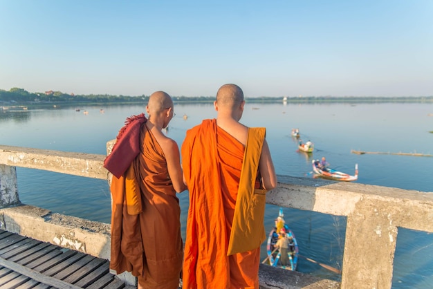 Een prachtig uitzicht op de U Bein-brug en de rivier in Mandalay Maynmar