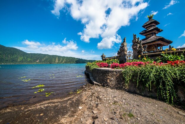 Een prachtig uitzicht op de Ulun Danu Batur-tempel op Bali, Indonesië