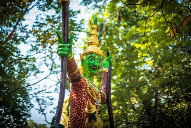 Een prachtig uitzicht op de wat muang-tempel in ang thong thailand