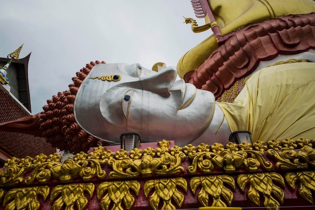 Een prachtig uitzicht op de wat paknam-tempel in bangkok thailand