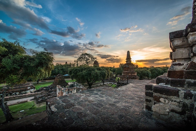 Een prachtig uitzicht op de wat ratchaburana-tempel in ayutthaya thailand