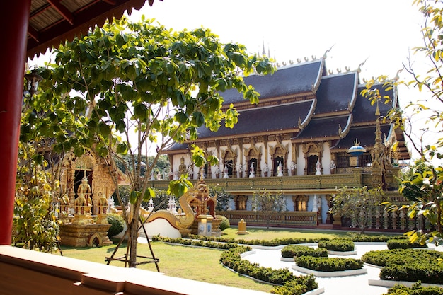 Een prachtig uitzicht op de Wat Saeng Kaeo-tempel in Chiang Rai Thailand
