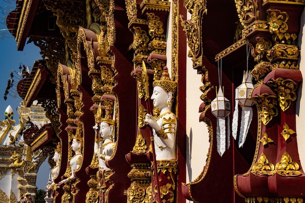 Een prachtig uitzicht op de Wat Saeng Kaeo-tempel in Chiang Rai Thailand