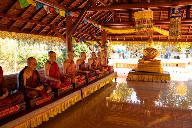 Een prachtig uitzicht op de wat saeng kaeo-tempel in chiang rai thailand