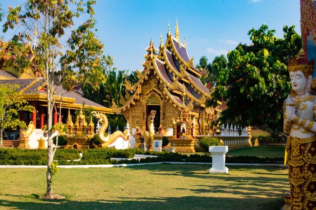 Een prachtig uitzicht op de Wat Saeng Kaeo-tempel in Chiang Rai Thailand