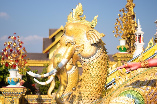 Een prachtig uitzicht op de Wat Saeng Kaeo-tempel in Chiang Rai Thailand