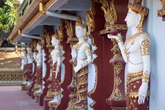Een prachtig uitzicht op de Wat Saeng Kaeo-tempel in Chiang Rai Thailand