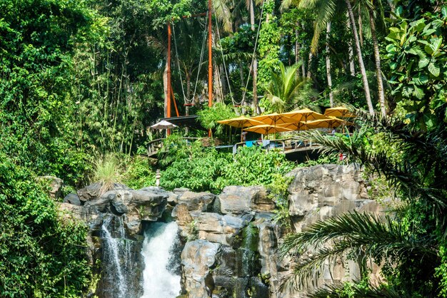 Een prachtig uitzicht op de waterval in Bali, Indonesië