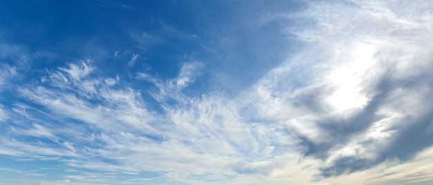 Een prachtig uitzicht op een bewolkte blauwe lucht. de wolken sluiten de zon.