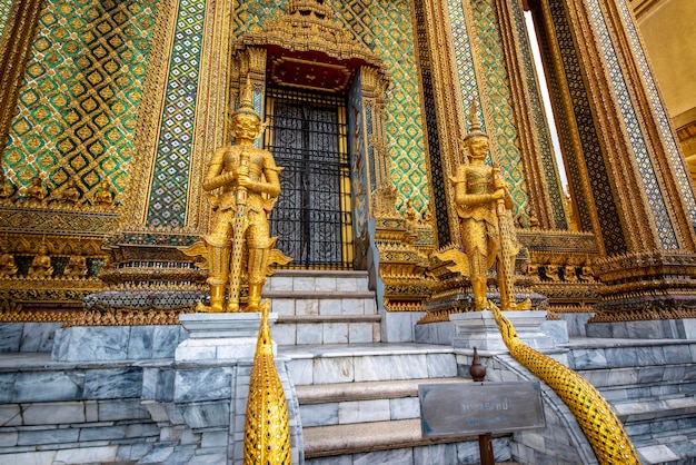 Foto een prachtig uitzicht op grand palace de wat phra kaew-tempel in bangkok thailand