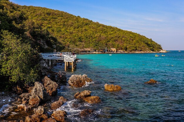 Een prachtig uitzicht op het eiland Koh Larn in Thailand