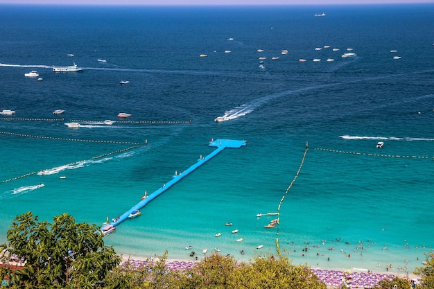 Een prachtig uitzicht op het eiland Koh Larn in Thailand