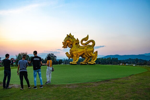 Een prachtig uitzicht op het Gouden Singha-standbeeld in Singha Park Chiang Rai Thailand