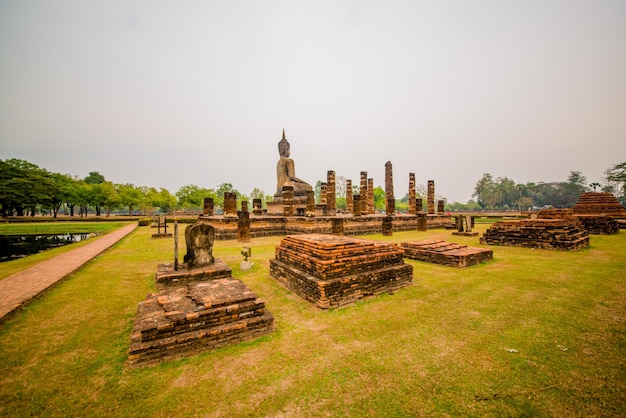 Een prachtig uitzicht op het historische park Sukhothai in Thailand