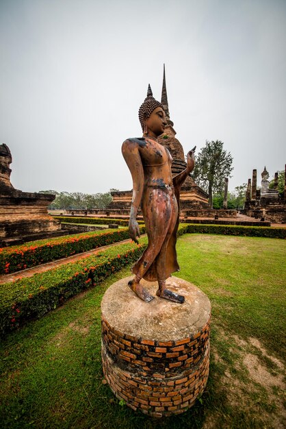 Een prachtig uitzicht op het historische park Sukhothai in Thailand