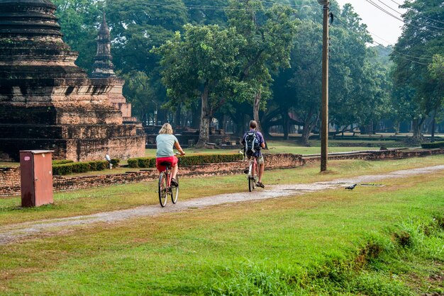 Een prachtig uitzicht op het historische park Sukhothai in Thailand