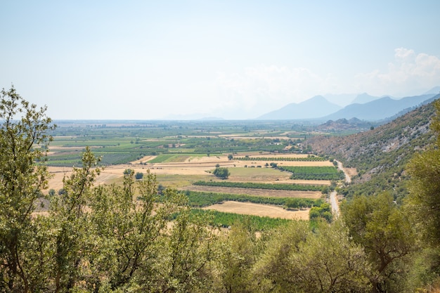 Een prachtig uitzicht op het laagland van travertijn vanuit de buurt van de Karain-grot in de buurt van Antalya in Turkije