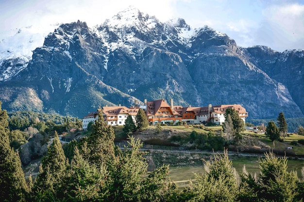 Foto een prachtig uitzicht op het llao llao hotel in bariloche, argentinië