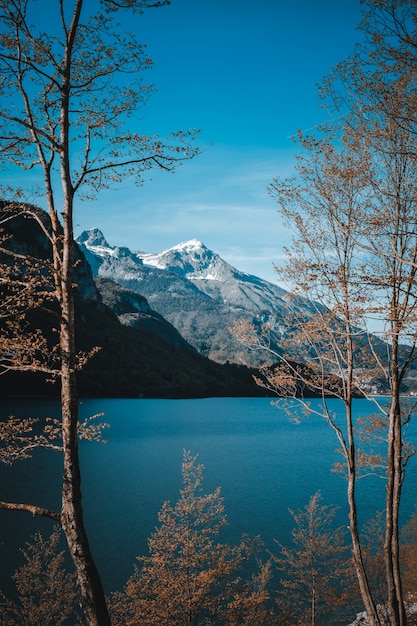 Een prachtig uitzicht op het meer van Molveno