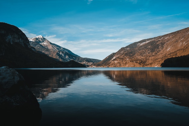 Een prachtig uitzicht op het meer van Molveno