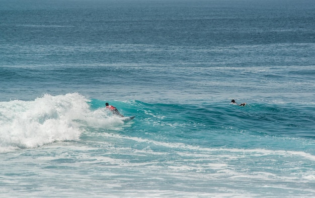 Een prachtig uitzicht op het strand van Uluwatu op Bali, Indonesië