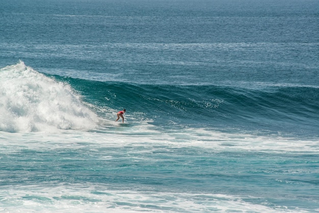 Een prachtig uitzicht op het strand van Uluwatu op Bali, Indonesië