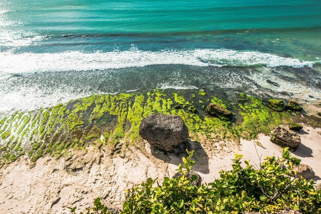 Een prachtig uitzicht op het strand van Uluwatu op Bali, Indonesië