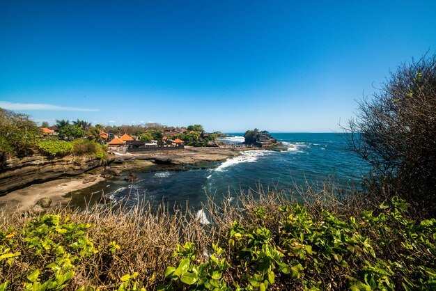 Een prachtig uitzicht op Tanah Lot in Ubud Bali, Indonesië