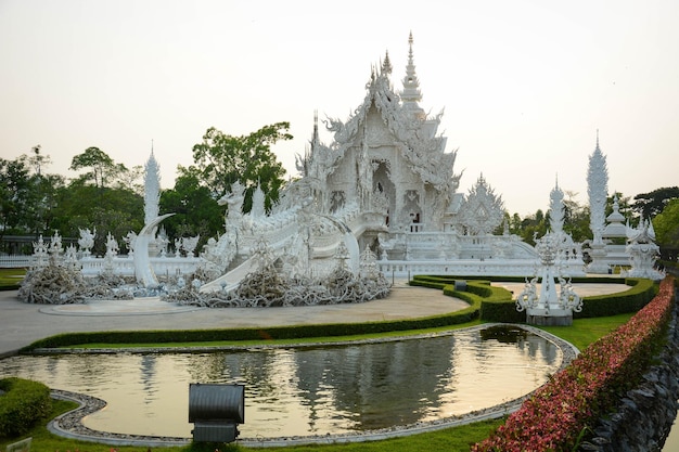 Een prachtig uitzicht op Wat Rong Khun de Witte Tempel in Chiang Rai Thailand