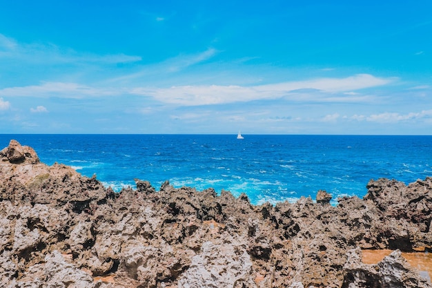 Een prachtig uitzicht op waterblow in nusa dua beach bali, indonesië