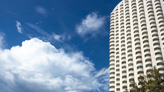 Foto een prachtig wit gebouw en een blauwe lucht