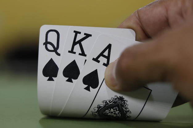 Foto een prachtig zicht op pokerkaart in de hand