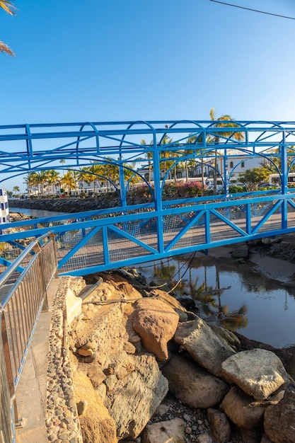 Een prachtige blauwe brug in de haven van de toeristische kuststad Mogan in het zuiden van Gran Canaria, Spanje