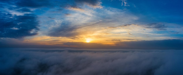 Een prachtige dageraad boven de wolken Natuurlijke achtergrond