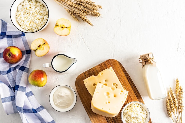 Een prachtige feestelijke achtergrond voor de lente Joodse feestdag van Shavuot traditionele lekkernijen en symbolen van de vakantie bovenaanzicht ruimte voor tekst