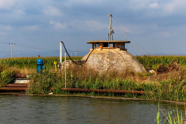 Foto een prachtige foto van een meer dan 80 jaar oud waterpompstation