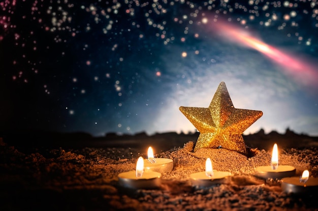 Een prachtige gouden ster omringd door kaarsen in een kerstatmosfeer Ruimte voor tekst