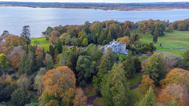 Foto een prachtige herfstfoto van het park met de bruine en groene kleuren van de bomen in belveder house