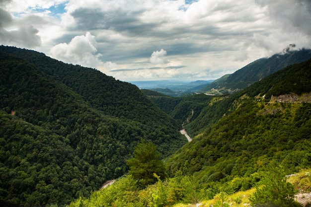 Een prachtige landschapsfotografie met het oude dorp Usghuli in de bergen van de Kaukasus in Georgië