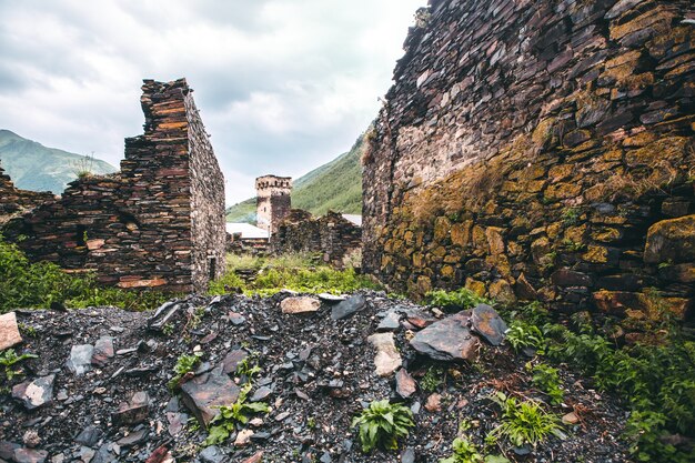 Een prachtige landschapsfotografie met het oude dorp Usghuli in de bergen van de Kaukasus in Georgië
