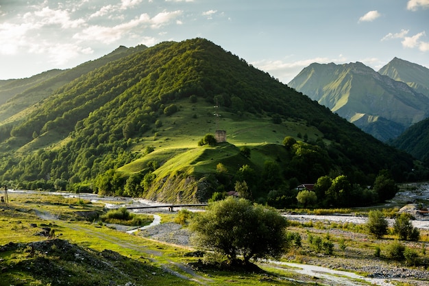 Een prachtige landschapsfotografie met Kaukasus-gebergte in Georgië