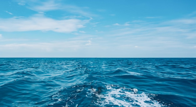 Een prachtige lange zee met kleine golven.