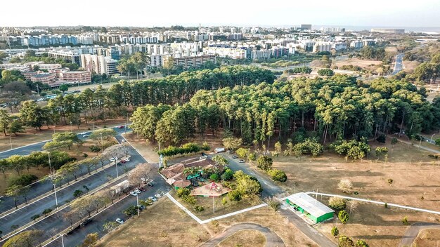 Een prachtige luchtfoto van het stadspark Sarah Kubistchek in Brasilia, Brazilië