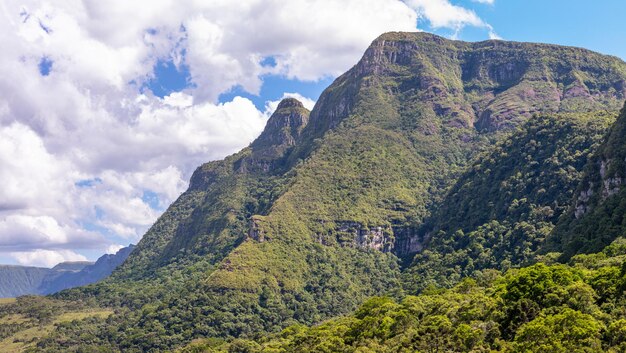 Een prachtige opname van een berg in Santa Catarina, Brazilië