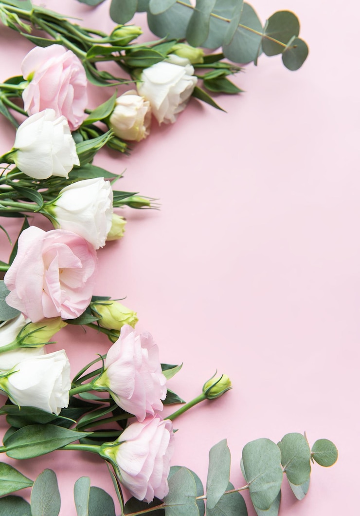 Foto een prachtige rangschikking van pastelbloemen en eucalyptusbladeren op een zachte roze achtergrond