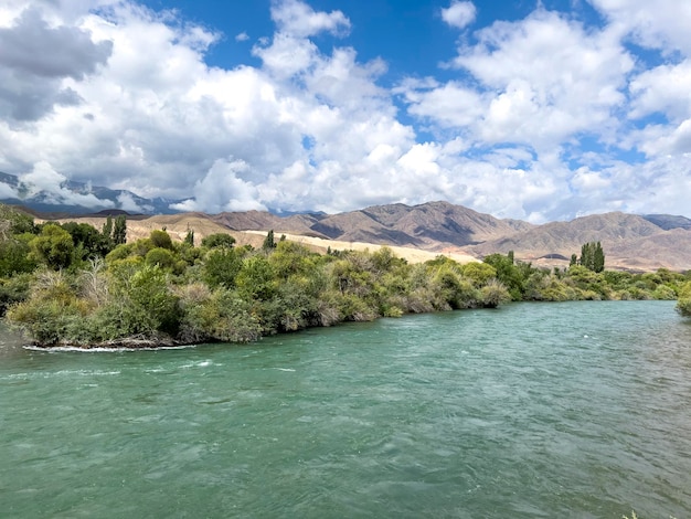 Foto een prachtige rivier in kirgizië