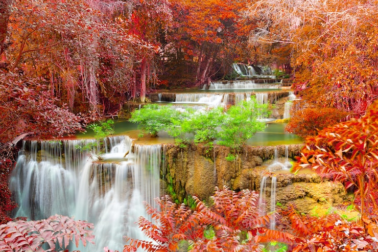 Foto een prachtige waterval in een diep bos.